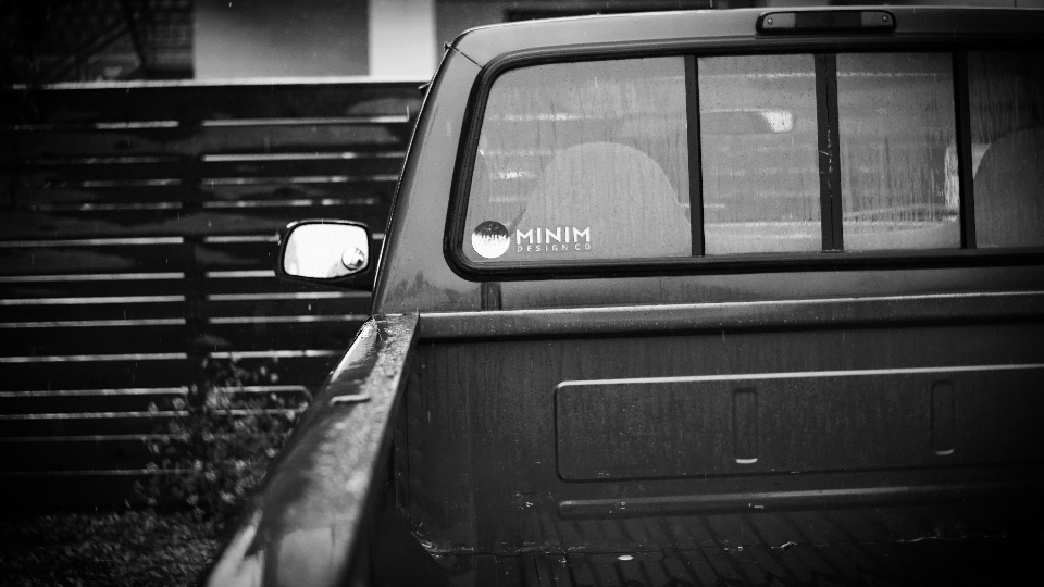 Pickup truck with a straight, clean bed side